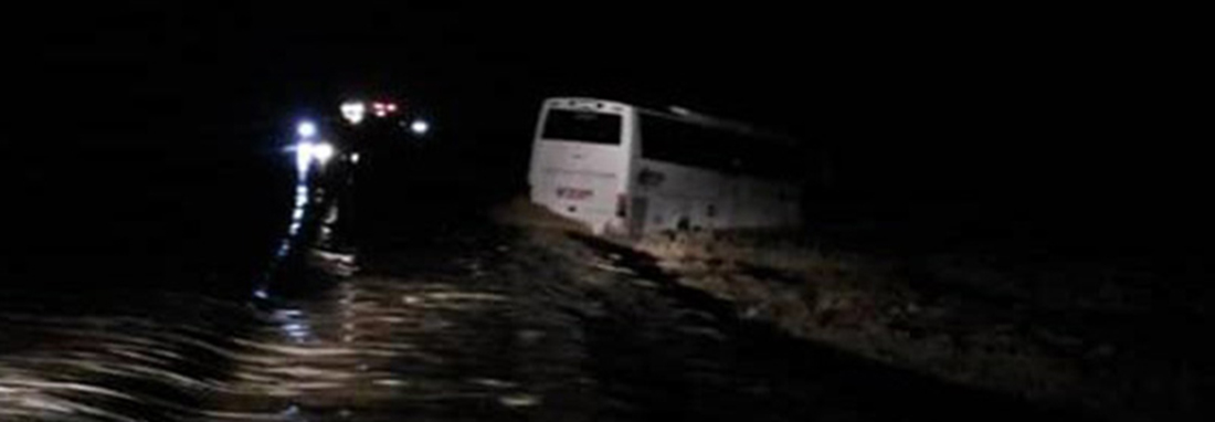 گردشگران عمانی در سیلاب بندرچارک گرفتار شدند