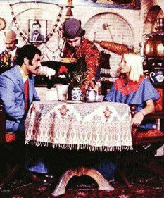 عکس | توریست زن در یک قهوه‌خانه سنتی تهران در دهه ۵۰