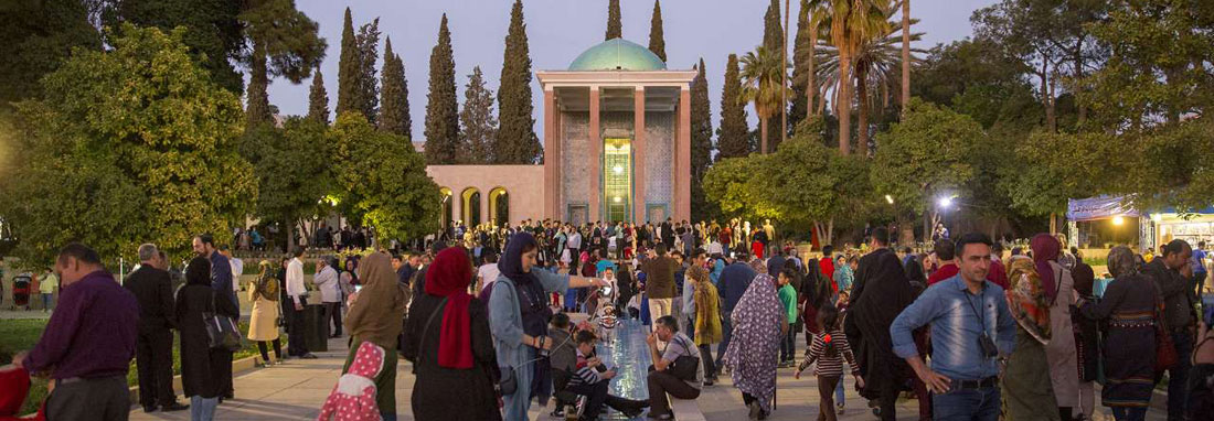 مردم در شیراز به دیدار سعدیه و حافظیه می‌روند ؛ صدا و سیما سعدی را به تلویزیون آورد! | معجزه عجیب صدا و سیما در شب تحویل سال