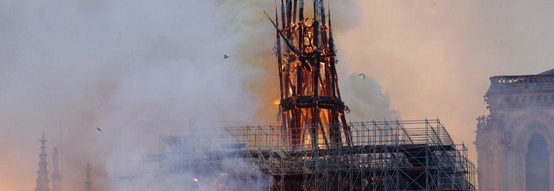 برج و گنبد کلیسای نوتردام ریخت | ویدیوی لحظه ریزش کلیسای تاریخی پاریس