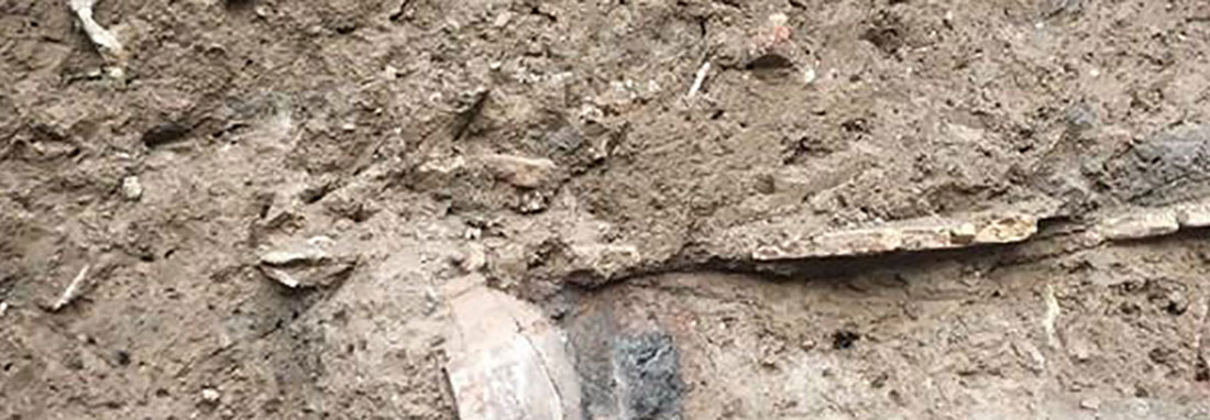 کشف جسد انسان و چند اثر سفالی در بارندگی‌های شدید مبارکه | بقایای تاریخی پیدا شده مربوط به ساسانیان و اشکانیان است؟