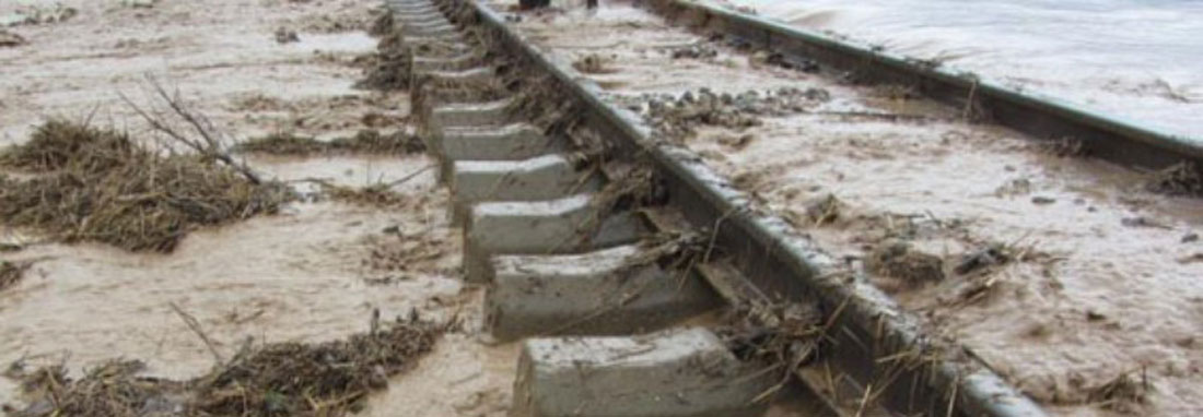 سیلاب راه آهن اهواز - خرمشهر را مسدود کرد | نفود سیلاب به یک ایستگاه قطار در خوزستان