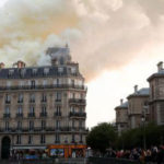 فیلم | واکنش متفاوت پاریسی‌ها هنگام دیدن آتش‌سوزی کلیسای تاریخی نوتردام