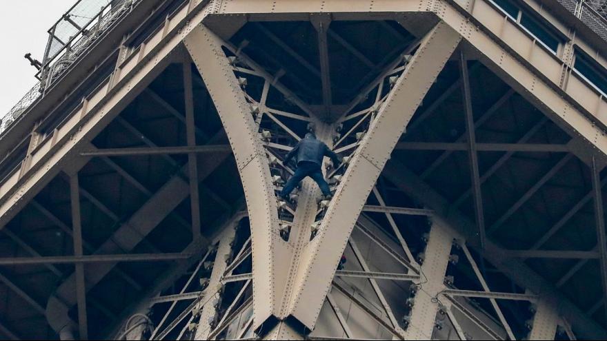 تلاش یک مرد برای صعود از ایفل؛ برج تخلیه شد | بازدید از برج ایفل متوقف شد