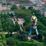 فیلم | جاذبه جدید پاریس ؛ پرش از برج ایفل
