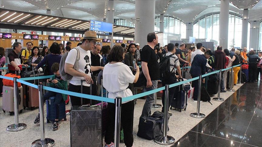 سرگردانی مسافران قشم ایر در فرودگاه استانبول | قشم‌ایر جایی در تابلوی اعلام پروازها ندارد