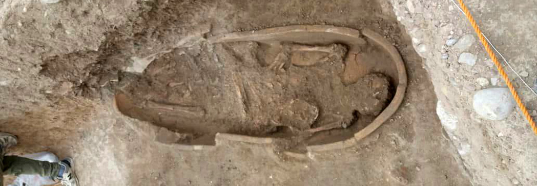 تصاویر تابوت‌های باستانی رها شده در محوطه ایلامی جوبجی ؛ اجساد نابود شدند؟ | میراث خوزستان: سیل آمد، پول نداشتیم ؛ باستان شناسان هم تعلل کردند