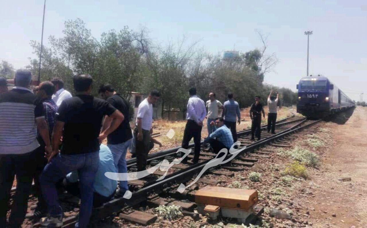 اعتراض میهمانداران قطار تهران - خرمشهر | میهمانداران خط آهن را بستند