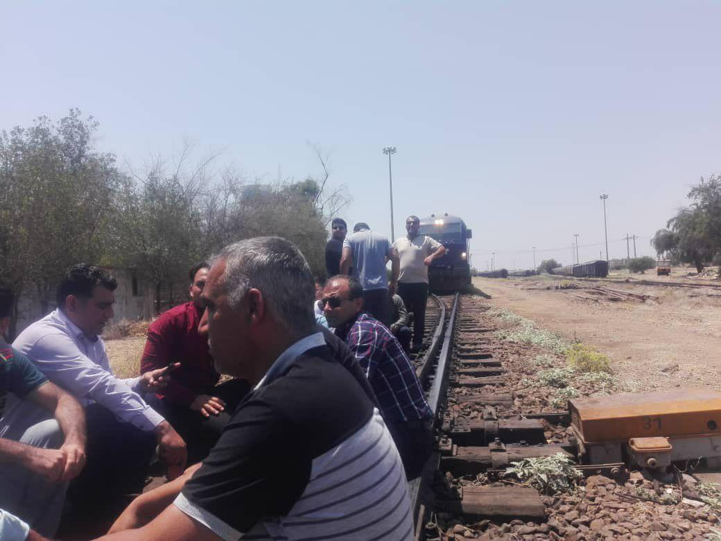 اعتصاب مهمانداران قطار در ریل خوزستان  | مهمانداران: بلیت‌‌ها را گران کردند اما از خدمات مسافران کم کردند