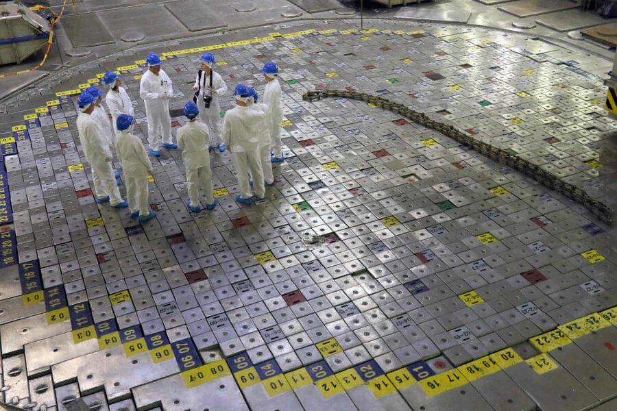 تصویر حضور یک تور گردشگری در لوکیشن سریال جنجالی چرنوبیل | گردشگران به داخل نیروگاه هسته‌ای می‌روند