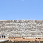 فیلم | آبشار نمکی زیبای ایران در خور و بیابانک | کویر مصر می‌روید به تماشای دهکده نمکی هم بروید