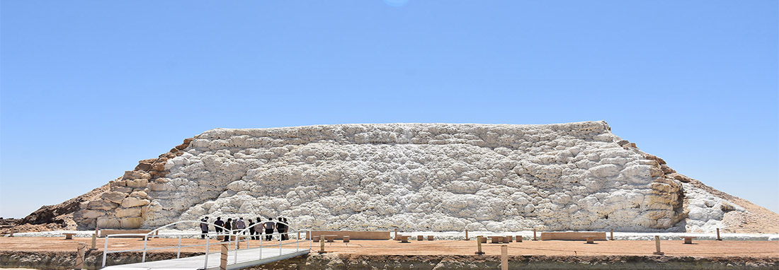 فیلم | آبشار نمکی زیبای ایران در خور و بیابانک | کویر مصر می‌روید به تماشای دهکده نمکی هم بروید