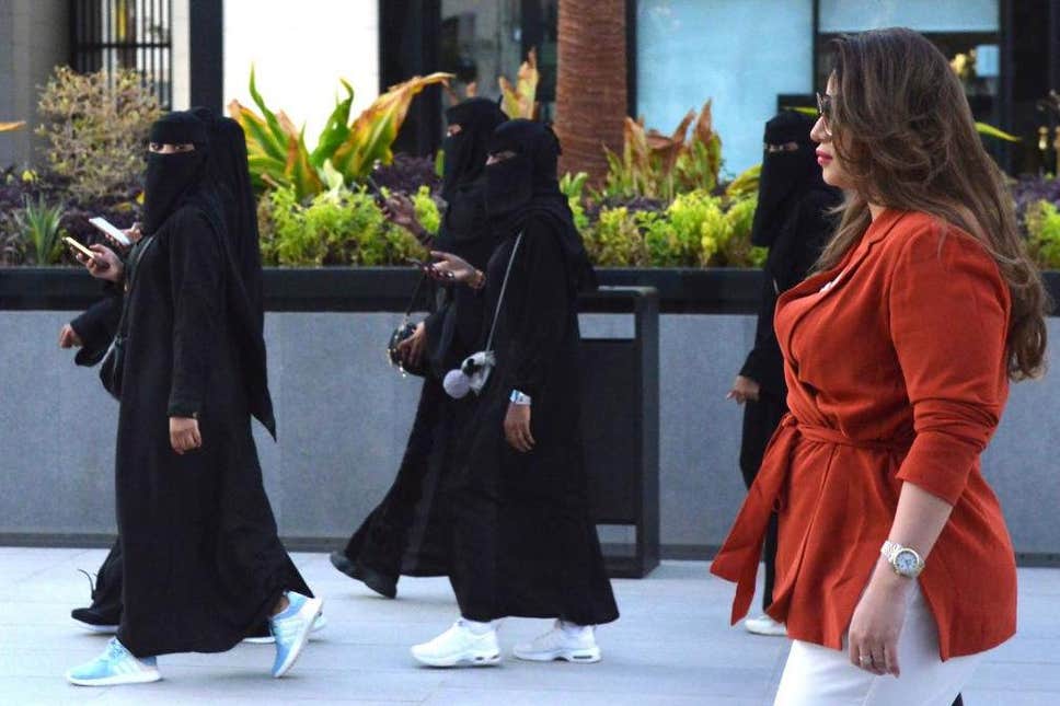 حجاب برای زنان گردشگر خارجی در عربستان آزاد شد ؛ فقط لباس محترمانه بپوشید | شرایط صدور ویزای عربستان هم تسهیل شد